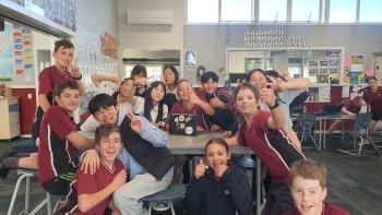 뉴질랜드 영어체험 학생들 현지 교실에서 현지 친구들과 찍은 사진.jpg