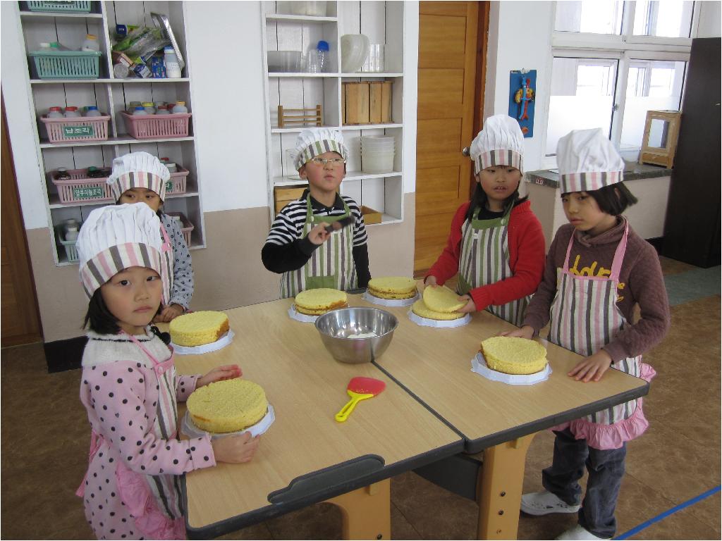 케익 만들기를 준비중인 학생들