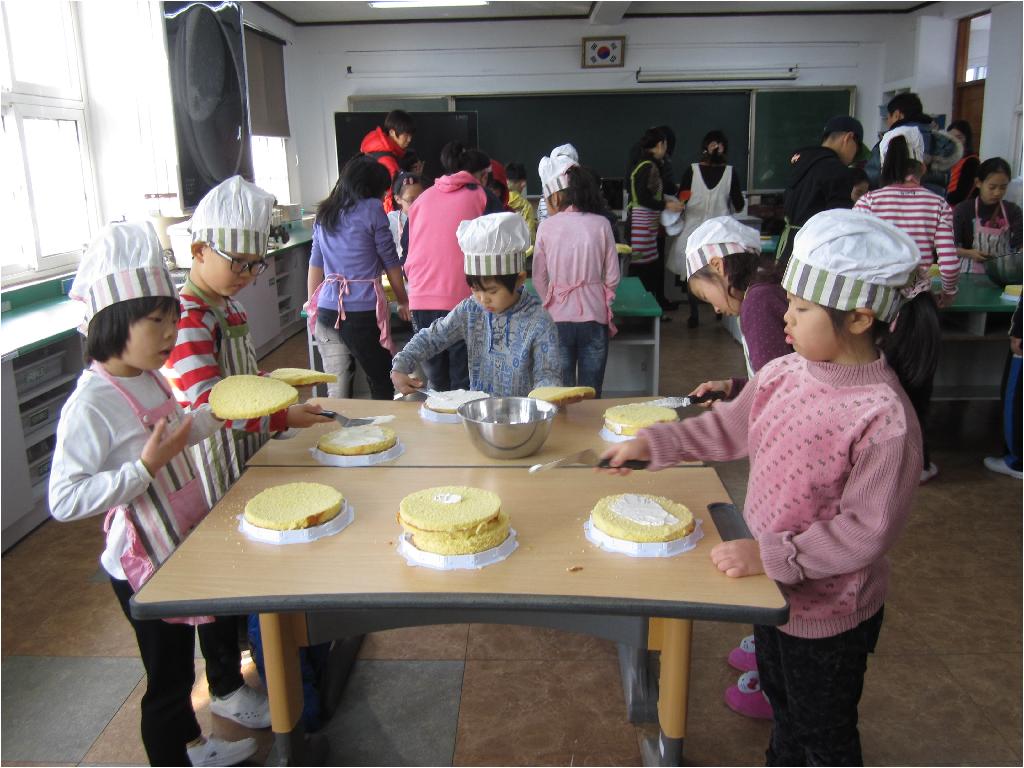 케익 만들기를 준비중인 학생들